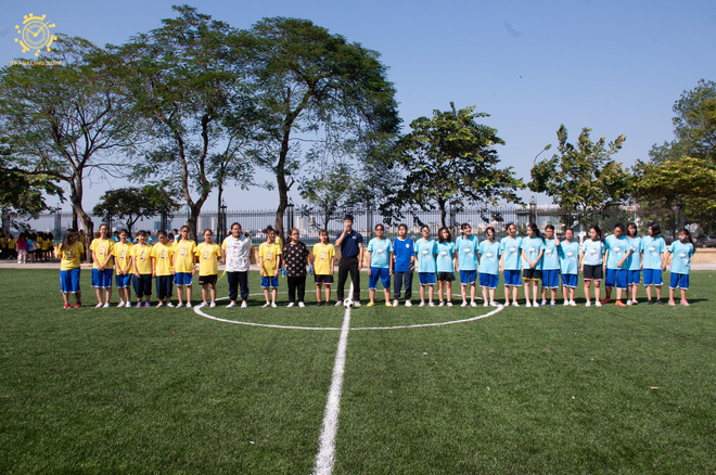 
Các bạn học sinh trường Chu Văn An được chia thành 8 nhà và thi đấu với nhau trong các thử thách "khó đỡ" từ chương trình như bóng đá nữ.
