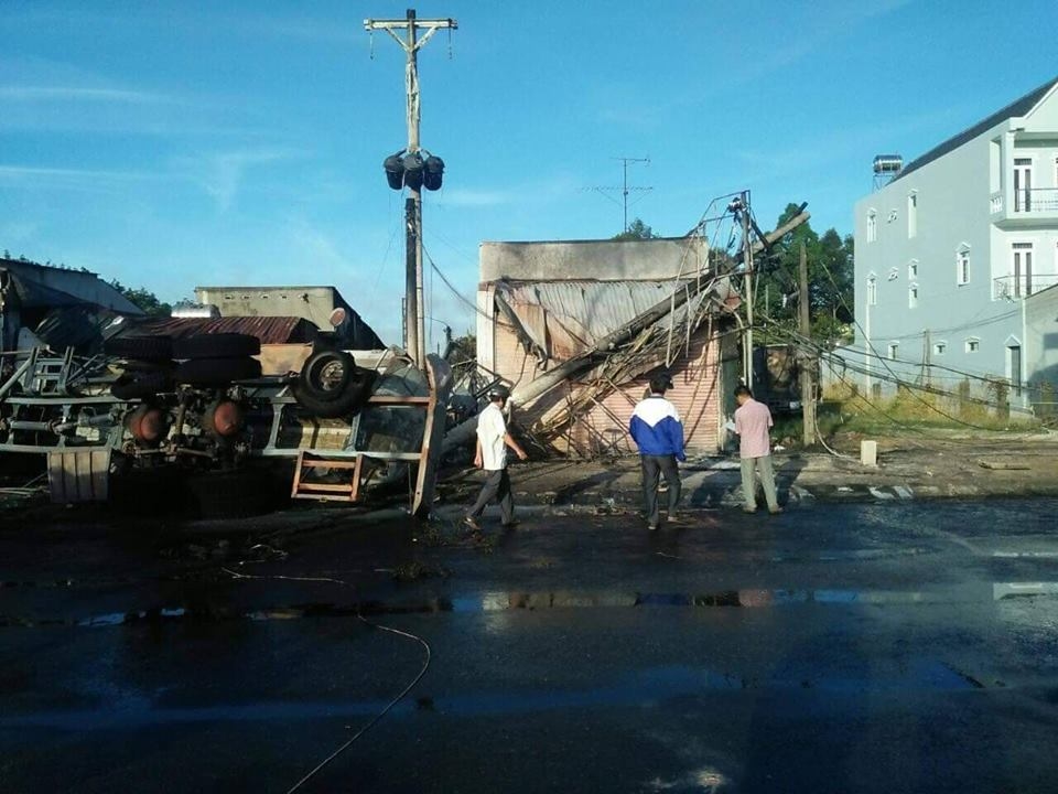 Bình Phước: Xe bồn xăng lật vào nhà dân, 6 người thiệt mạng, 19 căn nhà cháy kinh hoàng