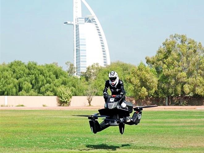
Cảnh sát Dubai đang thực hành cách sử dụng chiếc mô tô bay này