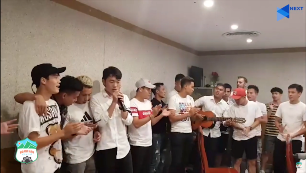 
Xuân Trường và các đồng đội ở HAGL hát ca khúc Như ngày hôm qua của Sơn Tùng M-TP.