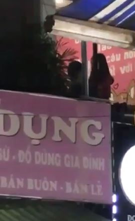  
Cặp đôi có hành động như đang 'quan hệ' tại quán trà sữa ở Hà Nội