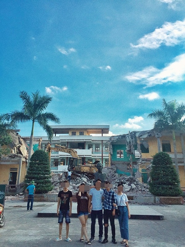 
Bức hình nhóm học sinh chụp ảnh trước tòa nhà trong trường học gây nên nhiều tranh cãi- Ảnh: H.T
