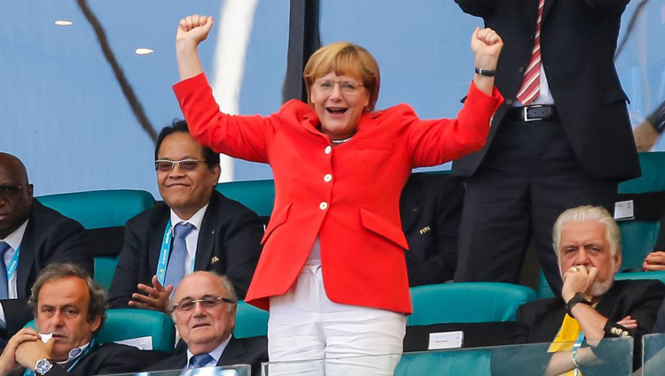
Màu đỏ thể hiện tinh thần quyết thắng rực lửa, và là một phần của quốc kỳ Đức, được bà mặc khi cổ vũ những trận bóng đá quan trọng của đội tuyển Đức.