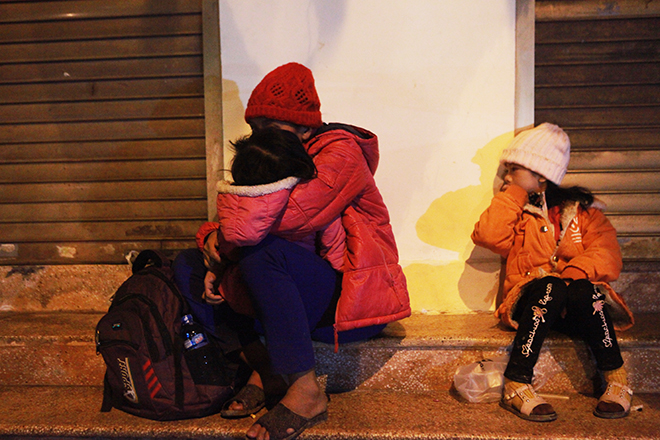 
Hình ảnh 3 mẹ con ngồi co ro tại phố Hai Bà Trưng