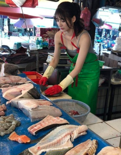 Nóng: đã tìm ra danh tính 9x xinh đẹp phụ mẹ bán cá ở chợ