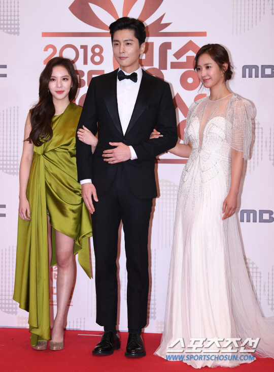 
Yuri bên cạnh diễn viên Lee Yul Em và Shin Dong Wook.