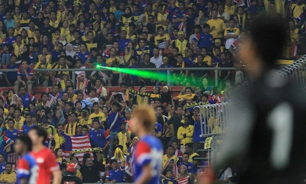 
Cầu thủ Việt Nam từng bị CĐV Malaysia tấn công bằng tia laze.
