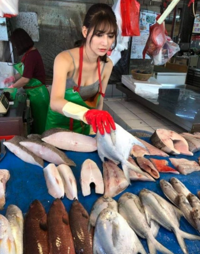 Nóng: đã tìm ra danh tính 9x xinh đẹp phụ mẹ bán cá ở chợ