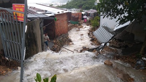 Nha Trang mưa lớn kéo dài, đường phố ngập thành sông, hàng trăm hộ dân sơ tán trong đêm