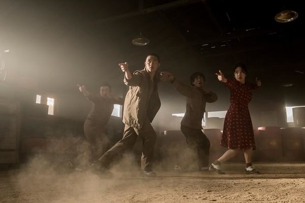 Bận rộn với lịch làm việc dày đặc, D.O. (EXO) vẫn chuyên tâm thực hiện bộ phim Swing Kids
