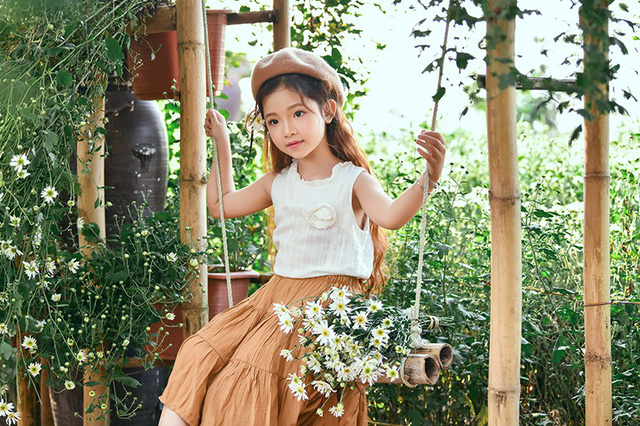“Thiên thần nhí” 6 tuổi khiến dân mạng “đổ rầm rầm” với bộ ảnh ngọt ngào trong vườn cúc họa mi