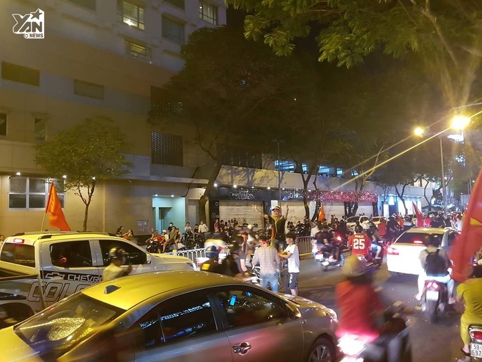 
Hàng nghìn người hâm mộ tại Việt Nam đã đổ ra đường phố ăn mừng sau khi trận đấu với Philippines kết thúc. 