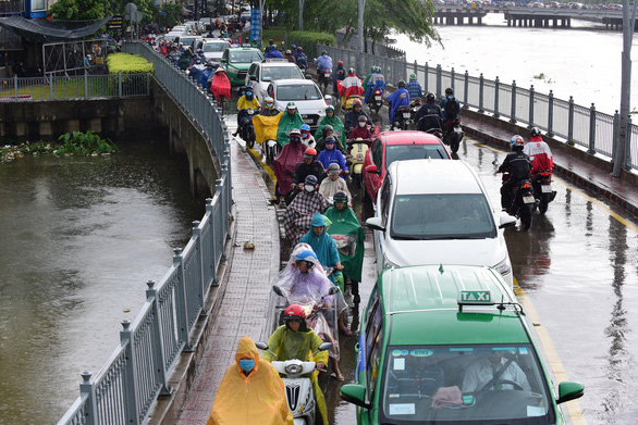 Dự báo Sài Gòn mưa lớn trên diện rộng kèm giông, CĐM lo lắng không thể xuống đường cổ vũ tuyển Việt