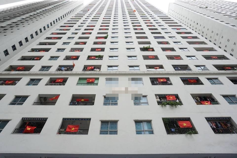 
Cùng hòa nhịp với hơn 90 triệu người dân Việt Nam, cư dân chung cư HH Linh Đàm (Hoàng Mai - Hà Nội) đã “nhuộm đỏ” tòa nhà bằng cờ đỏ sao vàng - Ảnh: Lao động
