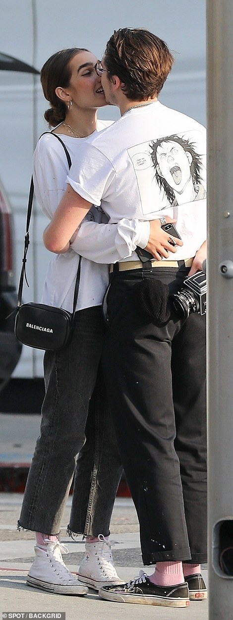 Brooklyn Beckham ôm hôn tình mới trên phố, CĐM “ngửi” thấy “mùi” lợi dụng tên tuổi để nổi tiếng