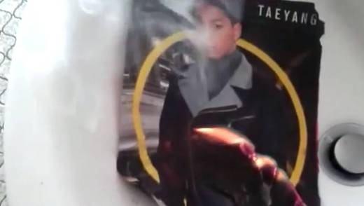 
Fangirl EXO đốt hình Taeyang. 