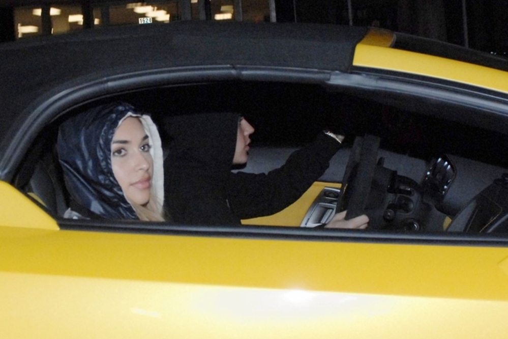 
Cô nàng chính là người ngồi cùng với Justin trong chiếc xe Lamborghini khi anh bị bắt giữ