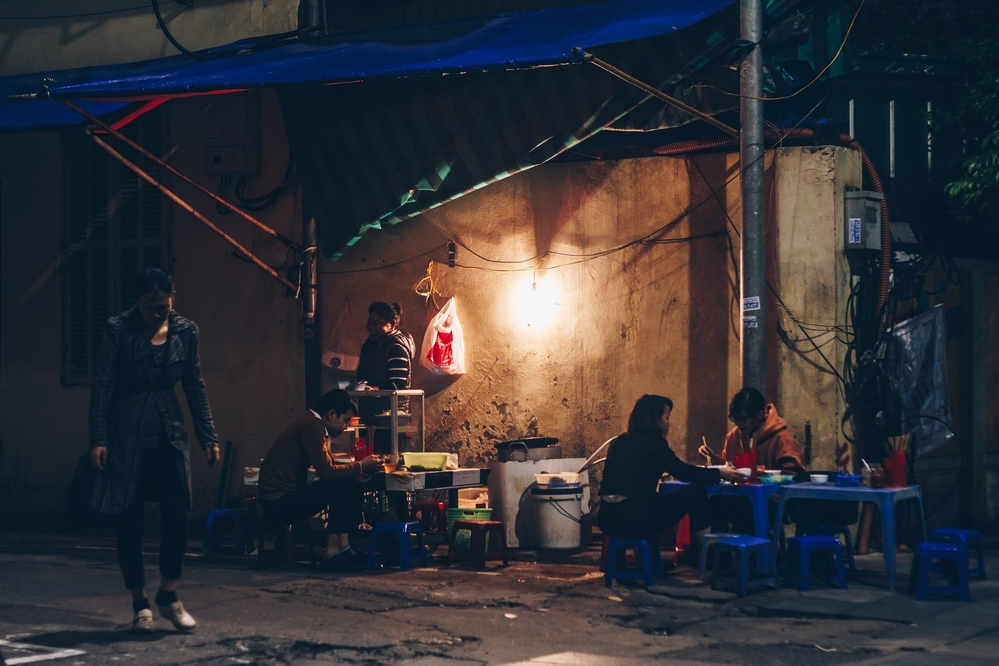 Thời tiết lạnh, người đổ xuống đường ít hơn so với thường ngày, tuy vậy công việc mua bán của người dân Hà Nội không vì thế mà hoãn lại. Dưới trời rét đậm, nhiều người buôn bán phải đốt lửa sưởi ấm. Ảnh: Trần Hải Phong