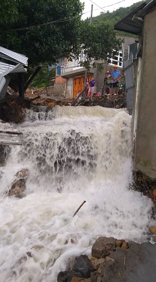 Nha Trang mưa lớn kéo dài, đường phố ngập thành sông, hàng trăm hộ dân sơ tán trong đêm