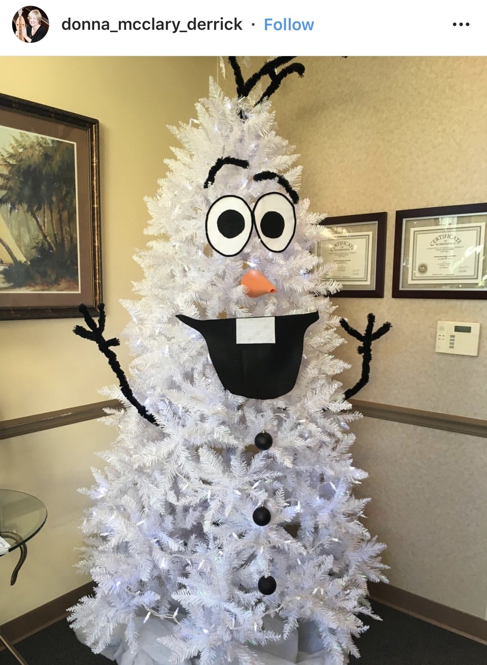 
Khi bạn trang trí cây thông Noel nhưng lại quá mê mẩn nhân vật Olaf