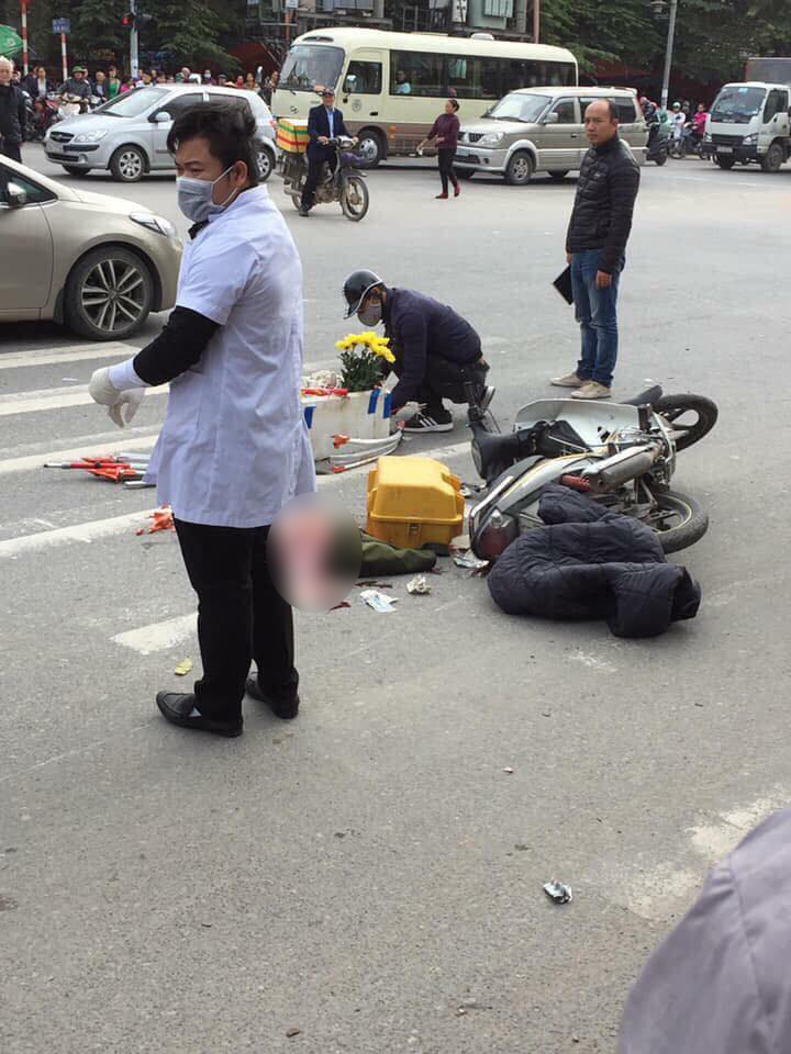 Hà Nội: Nam thanh niên dừng đèn đỏ bị xe khách cán tử vong thương tâm