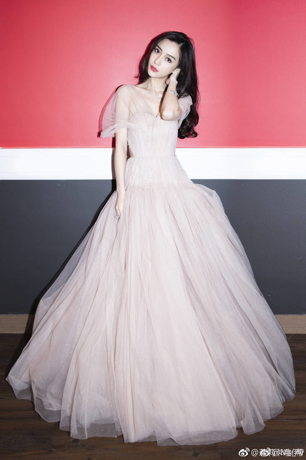 AngelaBaby lộng lẫy như công chúa khiến dàn idol Kpop phải kiêng dè tại thảm đỏ MAMA Hồng Kông