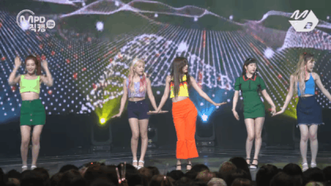 
Red Velvet luôn phải diện trang phục ngắn cũn khi biểu diễn không phải là điều lạ mà đã lặp đi lặp lại rất nhiều lần. Mặc các fan kêu gào khản cổ, mặc 4 cô gái khó khăn trong việc thể hiện vũ đạo, lúng túng  giữ váy, chỉnh sửa trang phục ngay trên sân khấu thì coordi vẫn bỏ mặc làm ngơ mà tiếp tục cắt bớt váy áo. 