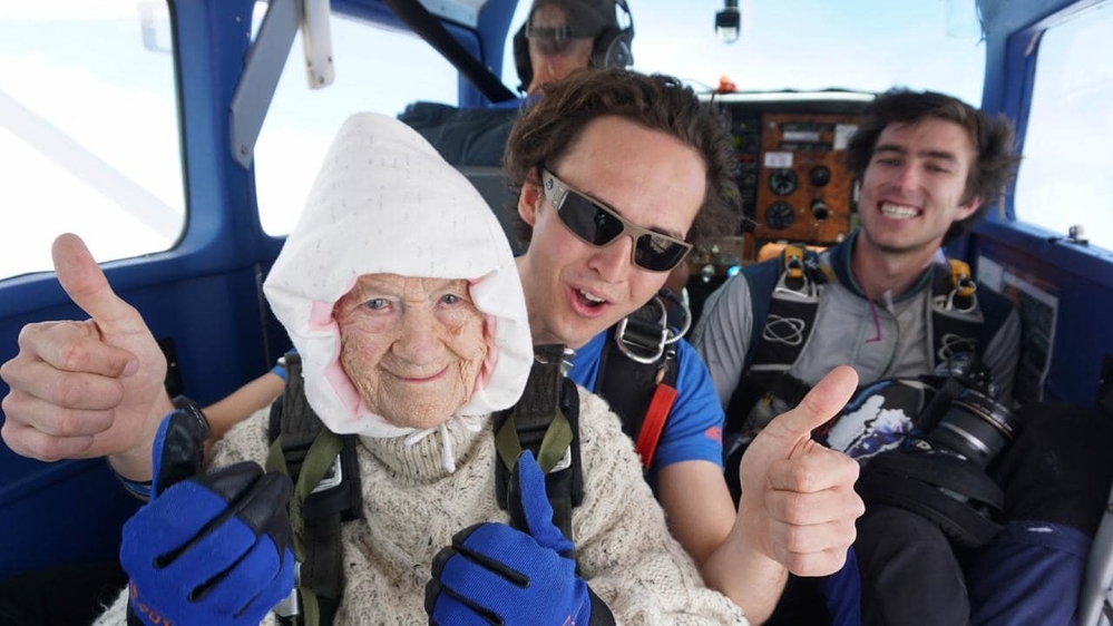 Nhảy dù với độ cao trên 4.000m ở tuổi 102, bà cụ khiến mọi người cảm động với lý do đằng sau