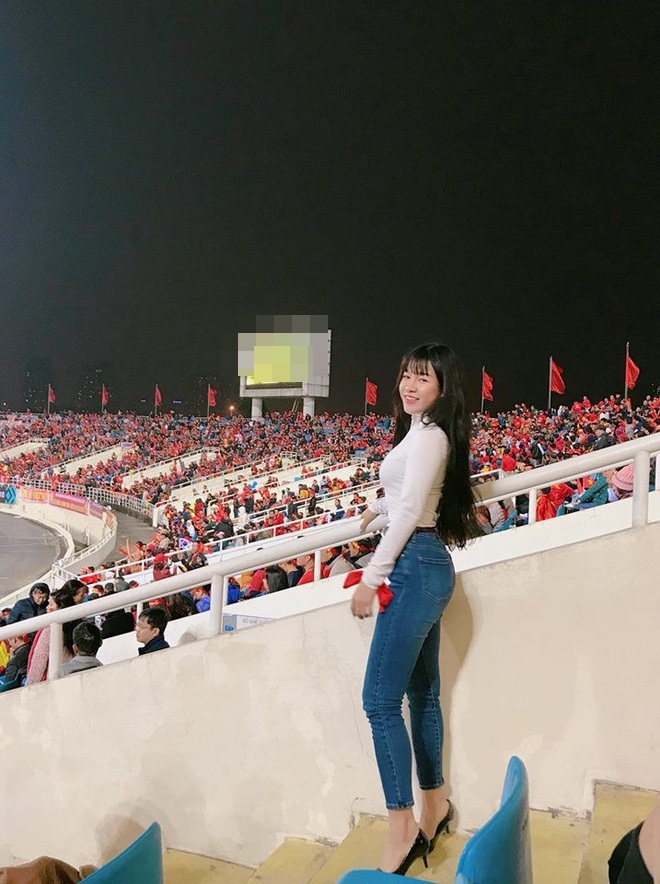 
Yến Xuân cũng thường xuyên có mặt tại sân vận động để theo dõi các trận đấu của đội tuyển Việt Nam - Ảnh: Internet