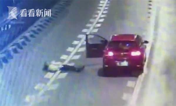 
Cô gái nằm ăn vạ trên đường cao tốc (Ảnh: KKNews)