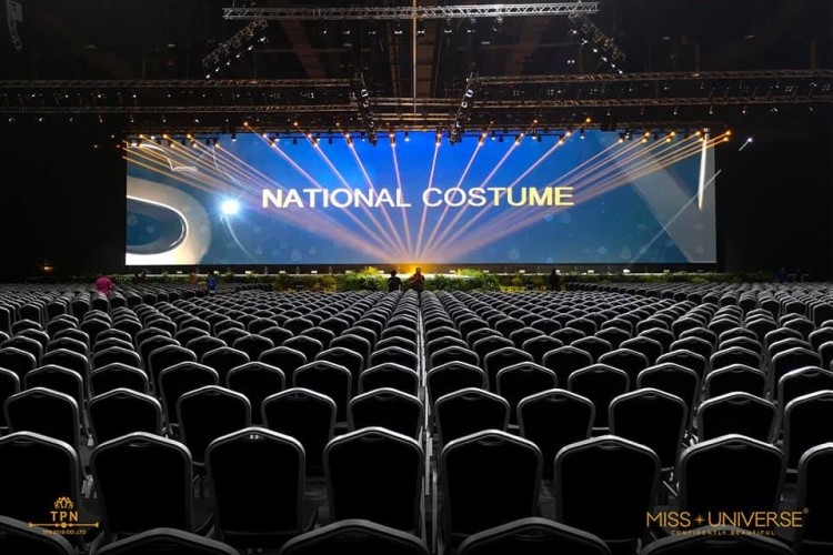 
Sân khấu đêm thi trang phục dân tộc được đánh giá là chuyên nghiệp và có sàn catwalk dài nhất trong lịch sử Hoa hậu Hoàn vũ Thế giới.