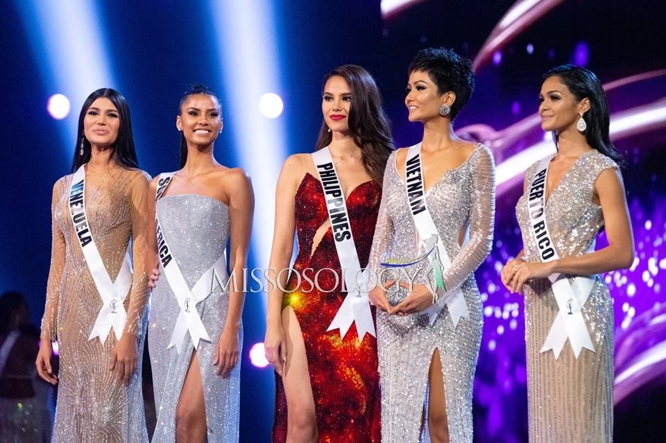 
Có thể thấy, trong khi Top 5 diện đầm dạ hội màu trắng thì người đẹp Philippines lại chọn diện thiết kế đầm đỏ với những đường cut - out vô cùng táo bạo. 
