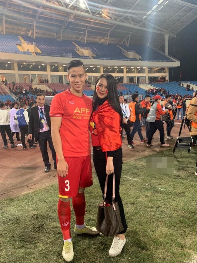 
Vợ Quế Ngọc Hải chung vui với chồng trong đêm đội tuyển Việt Nam lên ngôi vô địch AFF Cup2018 - Ảnh: Internet