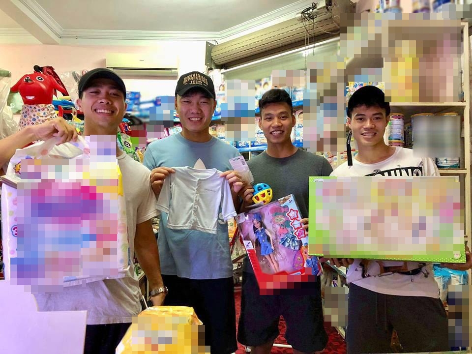 
4 chàng cầu thủ HAGL lựa chọn 1 siêu thị ở Thành phố Vinh để mua đồ tặng bé - Ảnh: Internet