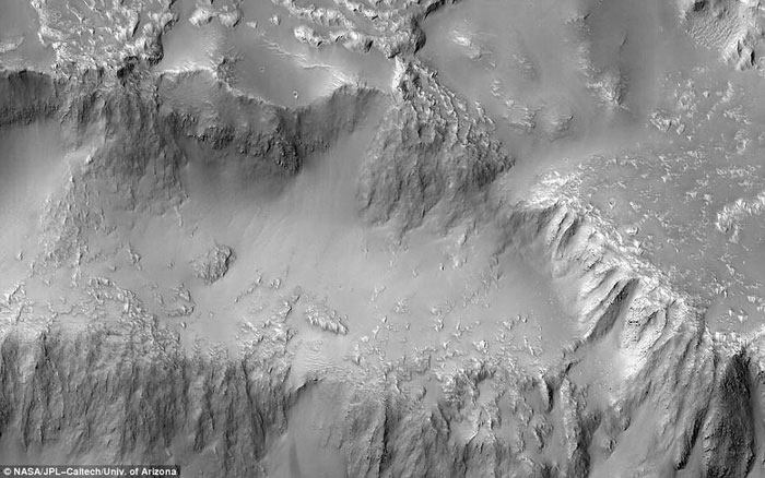 NASA công bố những hình ảnh mới về Sao Hỏa, phát hiện vật thể lạ có màu xanh huyền bí