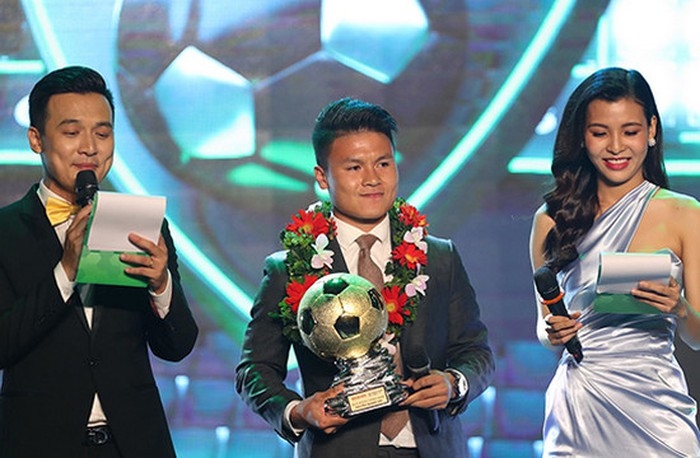 
Quang Hải vinh dự nhận được giải thưởng “Quả bóng vàng Việt Nam 2018" - Ảnh: Internet