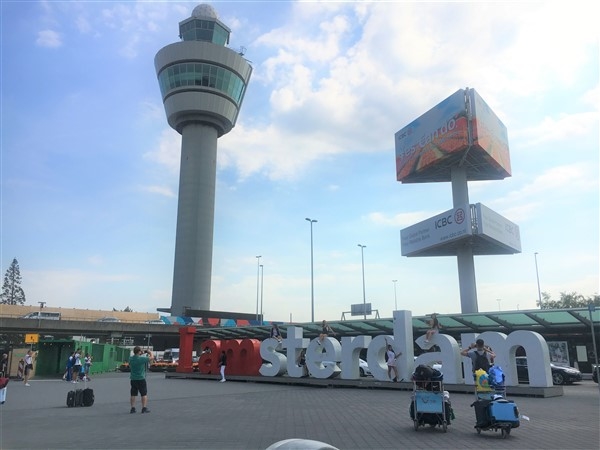 
Vẫn còn một phiên bản nhỏ hơn tại sân bay Schipol cho những ai vẫn luyến tiếc muốn chụp hình với biểu tượng này.