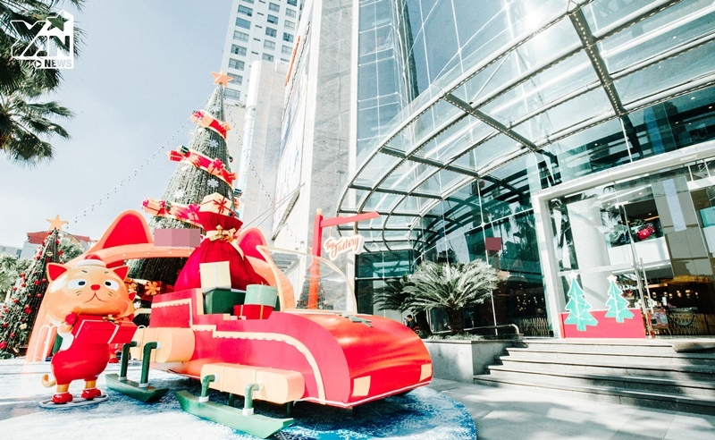 
Các trung tâm thương mại, khách sạn tại Hà Nội đã trang hoàng đón Giáng sinh từ cách đây hơn một tuần