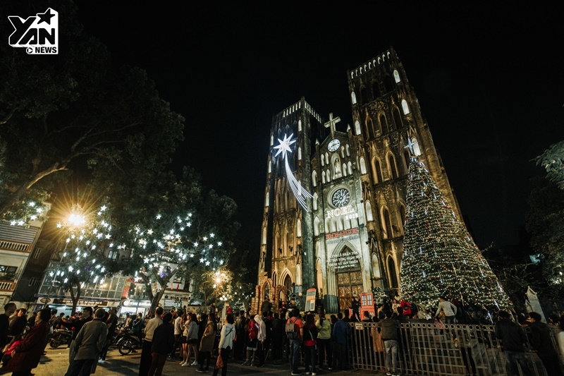 
Nhà thờ Lớn là một trong những điểm thu hút người dân nhất trong đêm 24/12