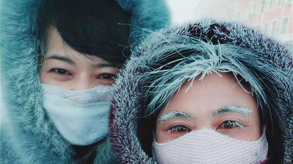 
Người dân sống tại thành phố Hulunbuir thích thú khi thấy lông mi và lông mày của mình bị đóng băng 