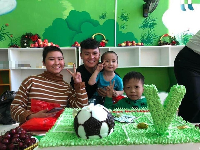 Giữ đúng lời hứa, các chàng trai ĐT Việt Nam mang Cup vô địch trao cho cậu bé 4 tuổi mắc ung thư não