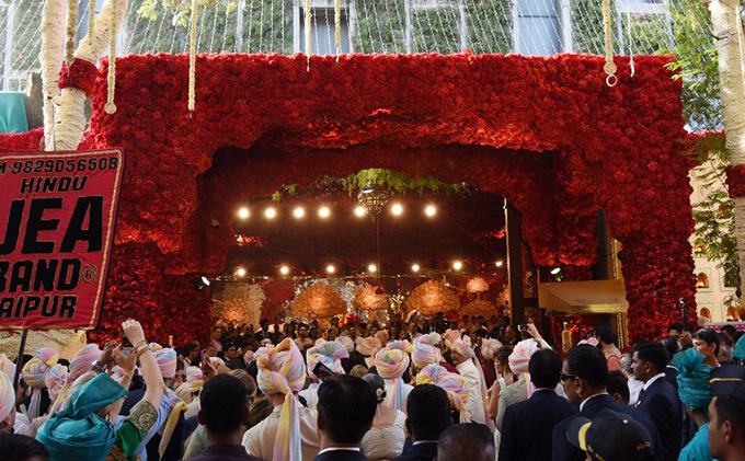 
Lối vào đám cưới được trang trí với hàng ngàn hoa hồng, hệ thống đèn lung linh, gấm vóc sang trọng 