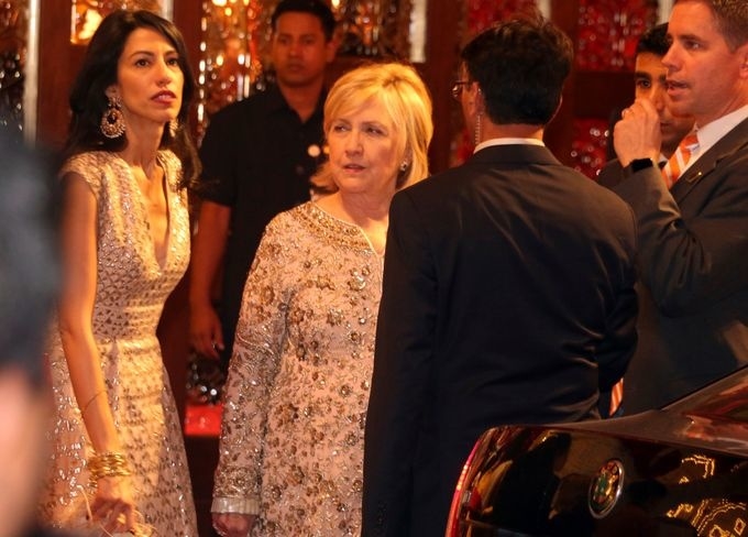 
Bà Hillary Clinton cũng là bạn bè thân thiết với nhà Ambani