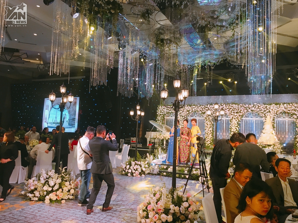 
Không gian tiệc cưới của Á hậu Thanh Tú và ông xã doanh nhân được trang trí với tông màu trắng cực sang trọng. - Tin sao Viet - Tin tuc sao Viet - Scandal sao Viet - Tin tuc cua Sao - Tin cua Sao