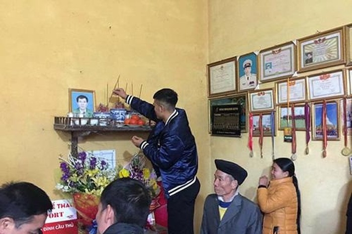 
Mẹ Đức Chinh dành riêng một góc nhà treo bằng khen cho con trai.