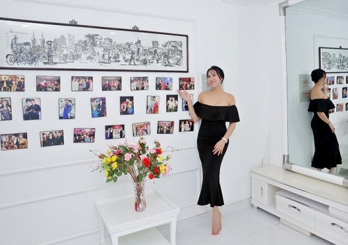 
Một góc tường nhà trưng bày ảnh kỷ niệm của Phi Thanh Vân và bạn bè nghệ sĩ.​ - Tin sao Viet - Tin tuc sao Viet - Scandal sao Viet - Tin tuc cua Sao - Tin cua Sao