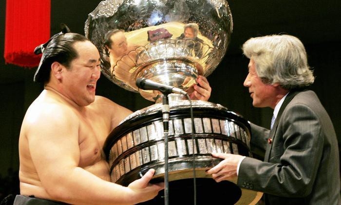 
Cúp vô địch khổng lồ tại một giải đấu Sumo của Nhật Bản.