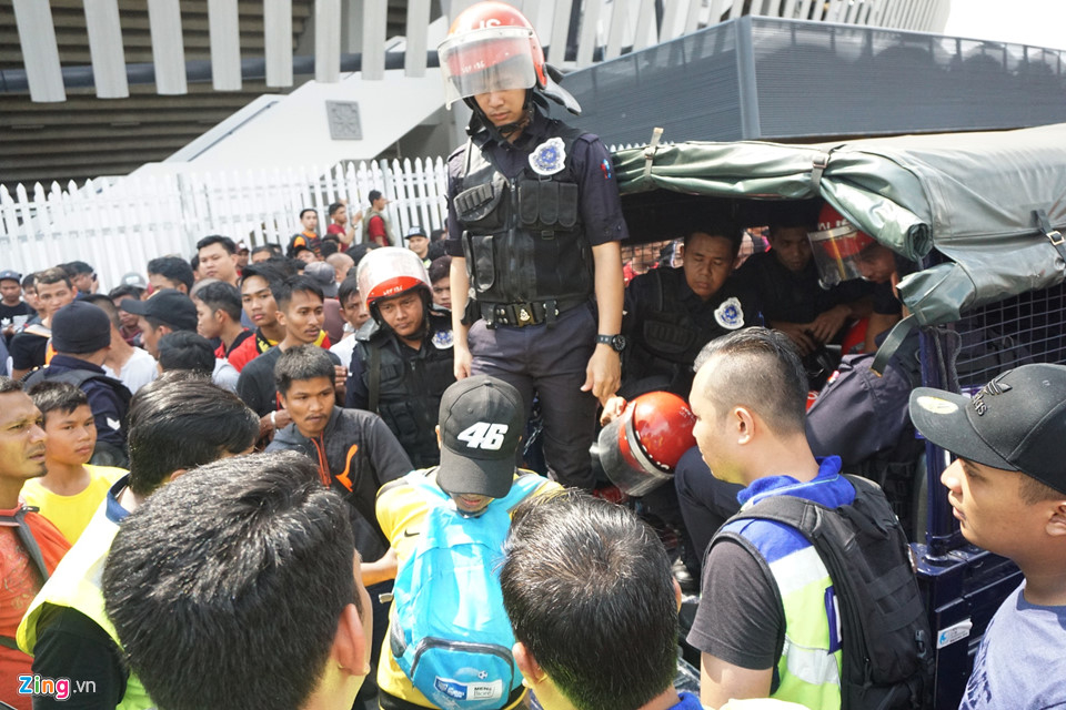 
Cảnh sát Malaysia phải vào cuộc trước cảnh hỗn loạn của dòng người xếp hàng mua vé.