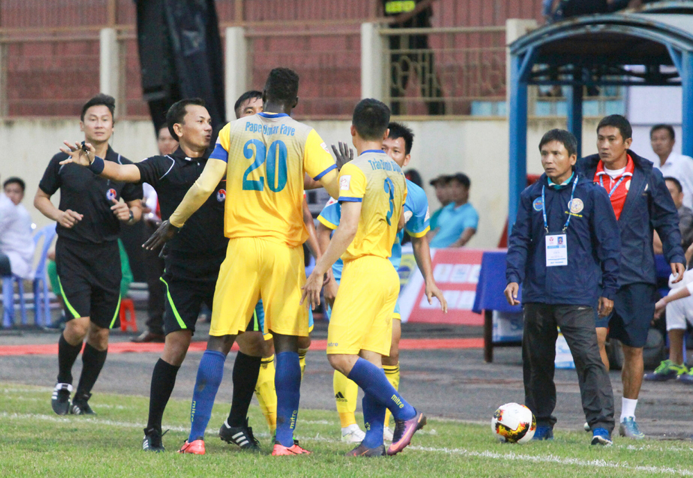 
Những "vết nhơ" ở V-League khiến cho khán giả quay lưng với bóng đá Việt Nam.