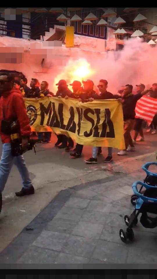 
Fan Malaysia đốt pháo sáng, nhảy nhót tưng bừng ở phố cổ Hà Nội - Ảnh: Internet